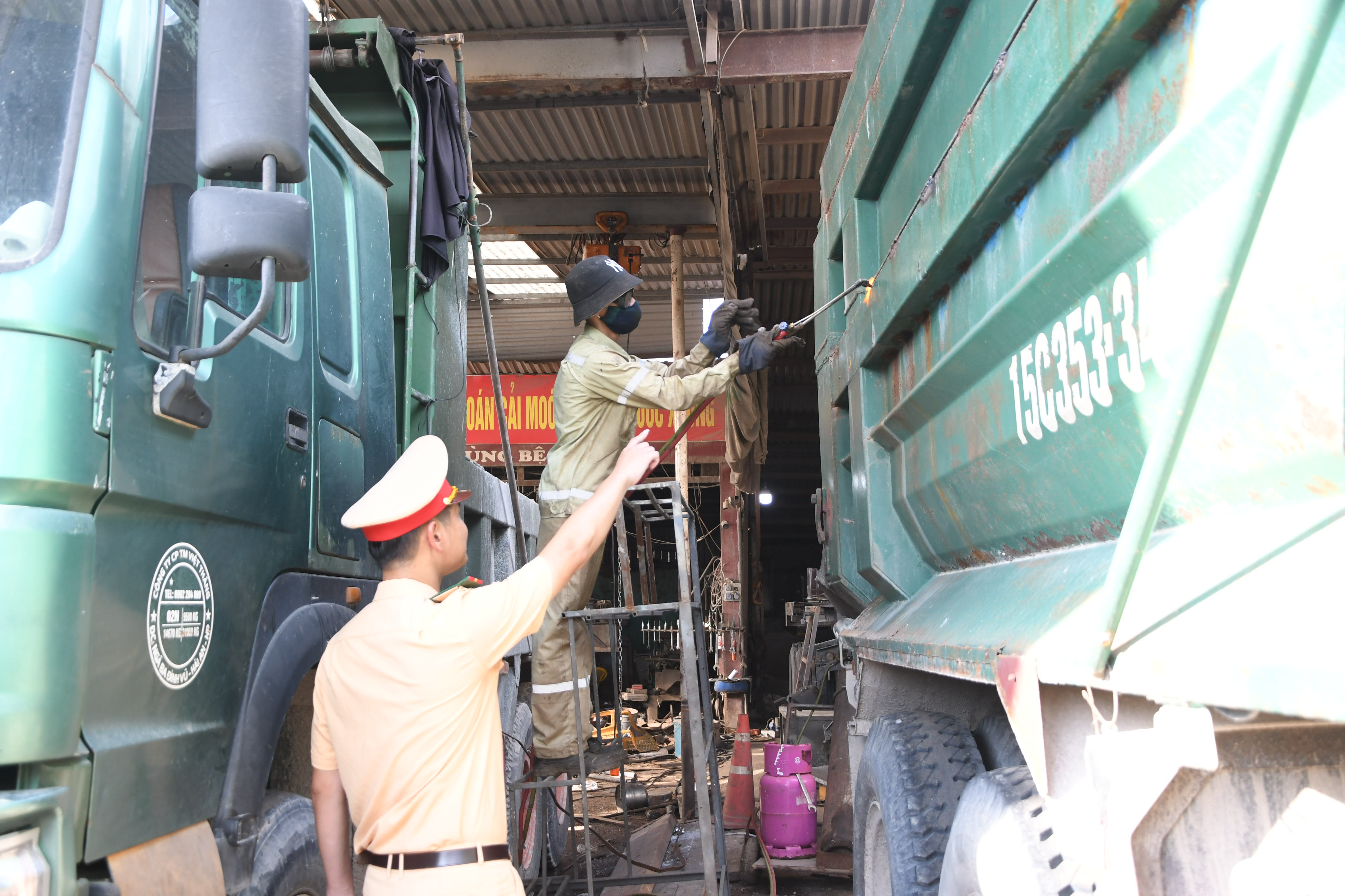 Xử lý 05 trường hợp điều khiển phương tiện chở quá tải, quá khổ, cơi nới thành thùng trong ngày 10.8.2022